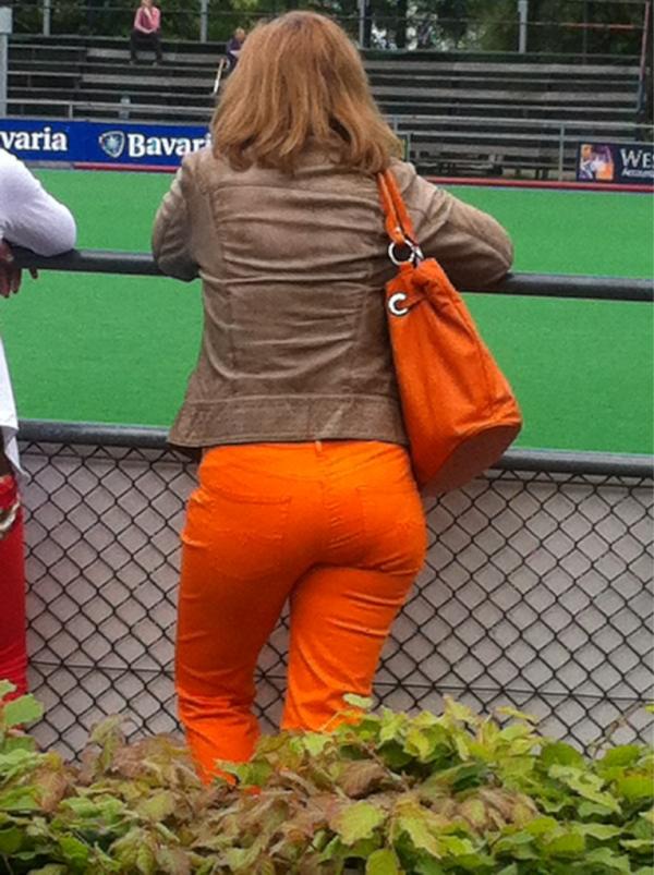 joostcrnt's tweet photo. Oranjegekte loopt soms de spuigaten uit #oranjeboven http://t.co/UsLanFV5