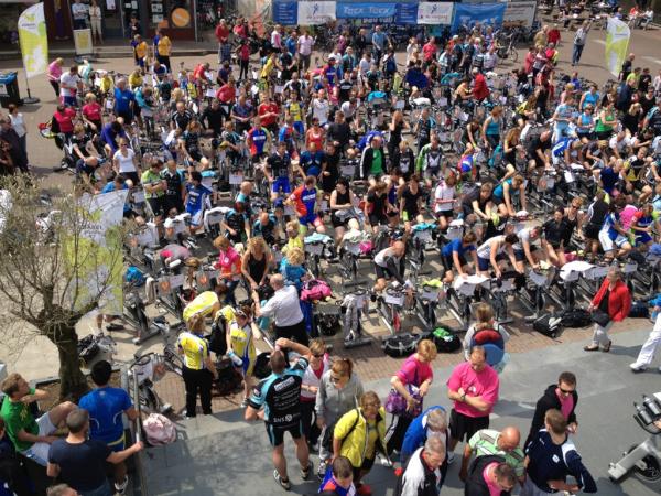 De spinningmarathon is begonnen!
Fietsen voor het goede doel.