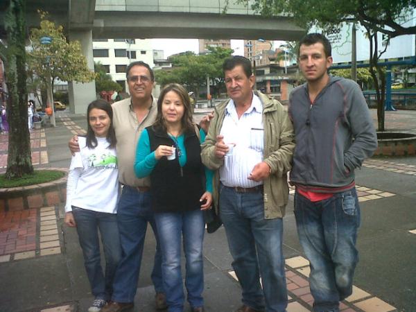 jjlopera's tweet photo. Representantes de la Secretaria del Medio Ambiente de Medellín y la Fundación CIPAV en gira de @masbosques http://t.co/xdGnnMwc