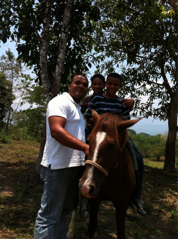 boy_garden's tweet photo. Acá en mi finca con mi hijo mayor http://t.co/DVmPT6ab