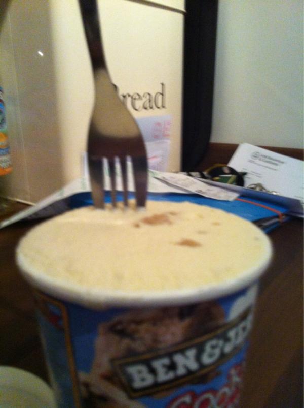 mutualostark's tweet photo. Is eating ice cream with a fork :D RT if you know why I am !!! http://t.co/SFEWUUml