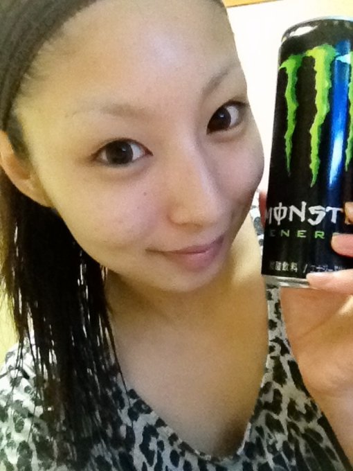 寝る支度やら色々してました(*^^*)コンビニでわFranの玄米が入ってるポッキーとカリカリ梅とガリガリ君と最近CMでやってるモンスターエナジーとかいう不思議な飲み物を買ってきました(^-^)/ http://t