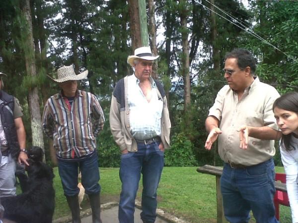 jjlopera's tweet photo. @MasBosques con su gira visitando predio Cien Años de Soledad en la vereda La Tablaza (Rionegro - ANT). http://t.co/M4KlP02l