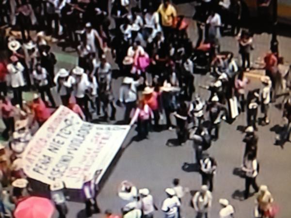 nmasforo's tweet photo. Reportan que, pobladores de Atenco asistieron al zócalo capitalino a la #MarchaAntiEPN http://t.co/WHZIiAX0