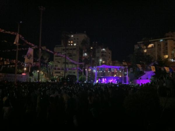 radyomer's tweet photo. Yalın sahnede,Mersin coşkulu! http://t.co/tnL270VB