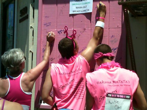 EmeraldCleaners's tweet image. #avonwalkbo @emeraldcleaners @avonwalks more people signing away! We love what your are doing to save the ta tas...