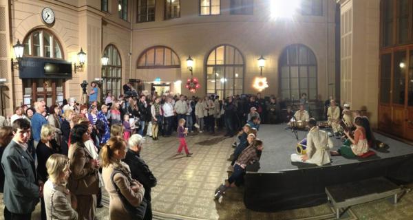 arturs's tweet image. Pie Biržas ēkas milzīga #muzejunakts rinda. Iekšā izskatās šādi: