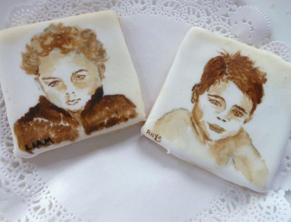 callihops's tweet photo. Portrait biscuits #handmade biscuits #portraits brushed on #all edible #vist Callicious cakes on facebook # http://t.co/xaefEWPo