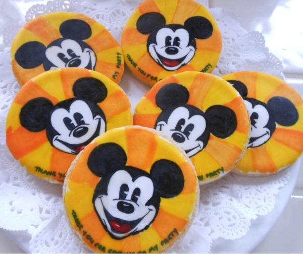 callihops's tweet photo. Micky mouse biscuits #handmade #hand painted #all edible #Callicious cakes on facebook # http://t.co/OdiyN6hr