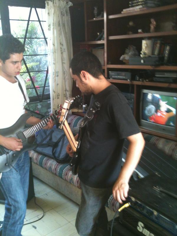 ozzmalo's tweet image. La final del soccer #cosasqueanadieleportan ensayando con #bloodfire