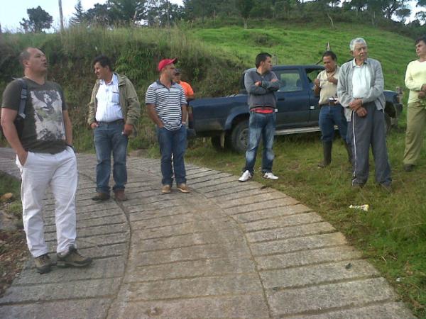 jjlopera's tweet photo. @MasBosques conociendo los modelos establecidos en predio La Juliana con productores del proyecto. http://t.co/CeWEMGzf
