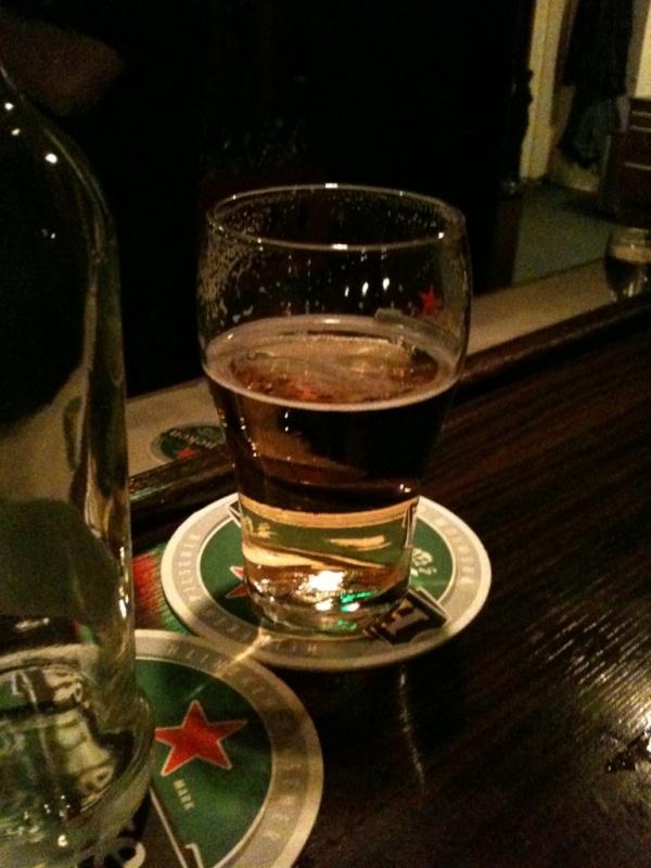 StephanVerhoek's tweet photo. @markeenkhoorn je zit in de kroeg en drinkt je bier niet leeg. Wat ben je dan? http://t.co/L2VzzGZn