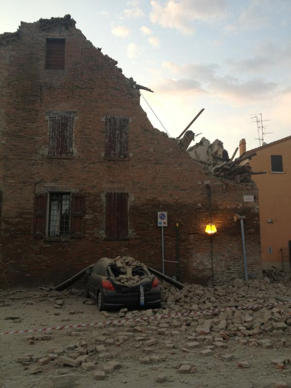 simonamodesto's tweet photo. RT @fogscientist: #terremoto #sanfelicesulpanaro la canonica http://t.co/gXIO45dw