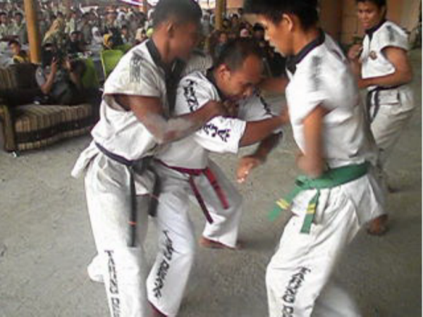 BoxerMerangin's tweet photo. Peragaan Tarung Derajat pada acara perpisahan SMK-SPP Negeri Merangin
Kondang Asri, 19 Mei 2012 http://t.co/C5YOBjHr