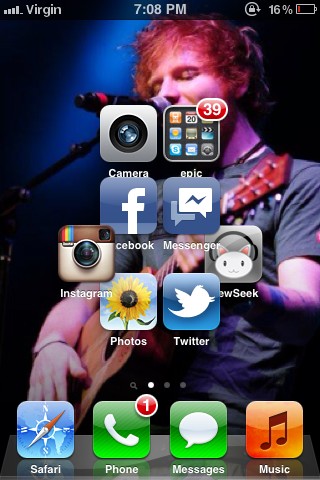 Luke5SOS's tweet photo. my home screen.
smiley face icons with @edsheeran :D http://t.co/LhOXfkN2