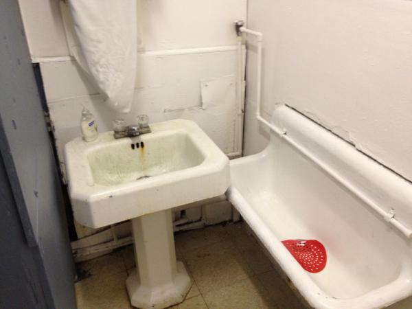 sangwiches's tweet image. The setup is confusing - Someone tell @gregevangelista to wash hands after peeing. #bathroomapp ?