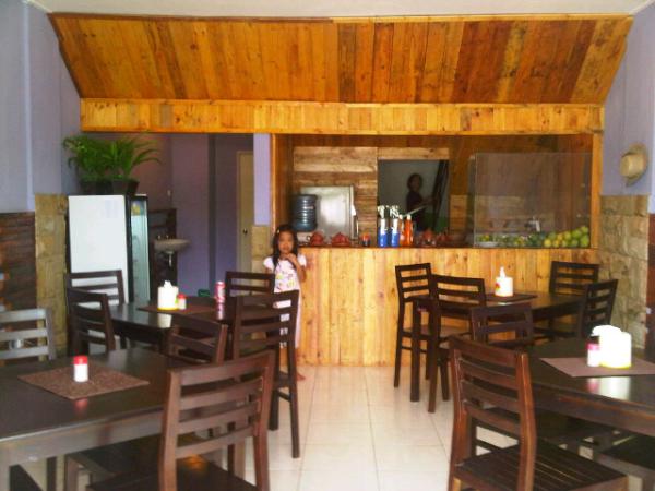 Interior dalam <a href="/rumahwarteg/">Rumah Warteg</a>. Full ac, pas buat keluarga