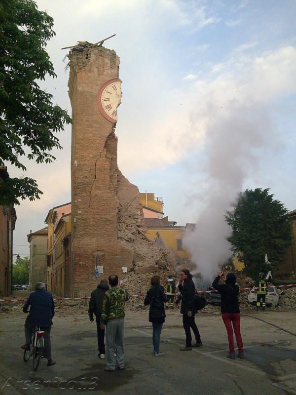 Arsenico13's tweet photo. Torre dell'Orologio, #FinaleE. Fa impressione vedere l'orologio spaccato a metà... - #Terremoto - http://t.co/YteJ8gQJ