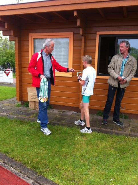 avsuomi's tweet image. Winnaar van de 1km #pimmulierloop  Stijn Handgraaf ontvangt medaille