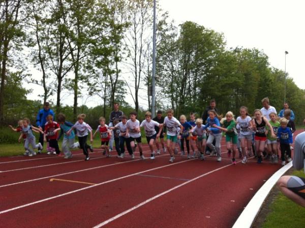 avsuomi's tweet image. Enthousiaste pupillen van start bij de 1km #pimmulierloop bij #avsuomi