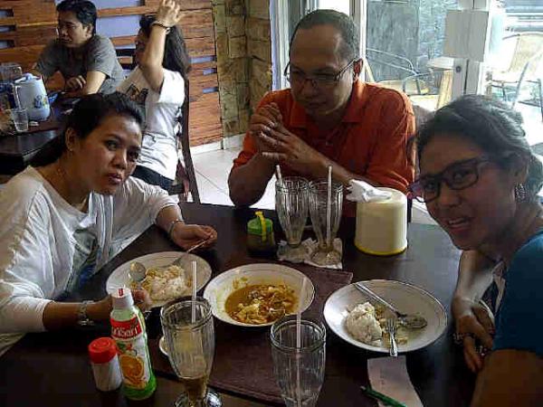 Seru makan sambil ngobrol <a href="/rumahwarteg/">Rumah Warteg</a>