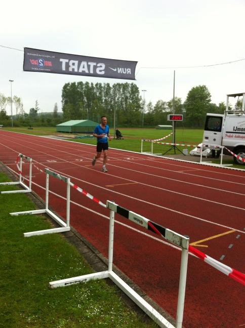 avsuomi's tweet image. Onze voorzitter John van Vliet als tweede over de finish bij de 5.3 km #pimmulierloop. Mooie tijd John!