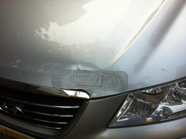 반창고 붙은 깜찍한 택시