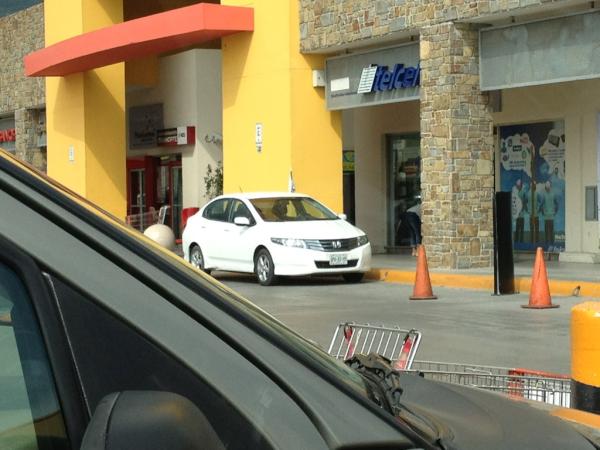 Vigilamty's tweet photo. Inche gente mamona que se estaciona en la entrada #plazacumbres #mtyfollow ahí se los dejo http://t.co/XhQ94dAT