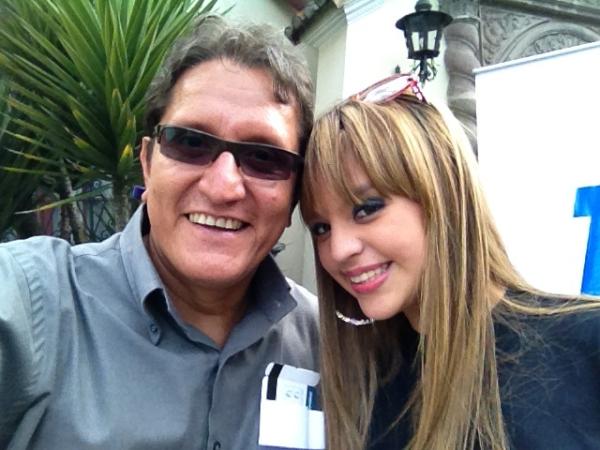 JohnGranja's tweet photo. Con la guapa cantante Michelle Cordero en uio http://t.co/8ocNziCE