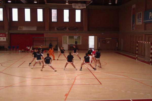 Asi calientan nuestras chicas. Partido contra la seleccion absoluta de Argentina. Animooo