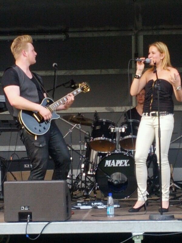 bolletoekan's tweet photo. Met @Basement_Live losgaan op de #maashorstfair http://t.co/iFYqrEbG