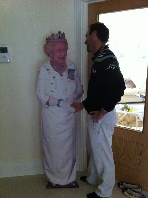 Cockernaden's tweet image. This really made me laugh really loud!! #looksreal RT @Oliver_Wilson Big start to the week...met the Queen earlier.