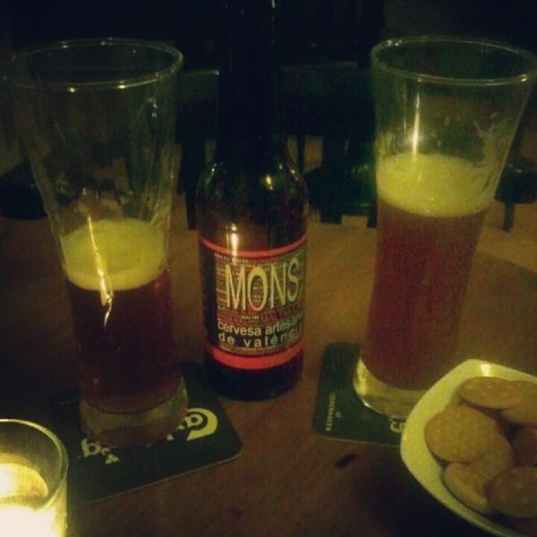 juanmeme's tweet photo. prenent una Mons amb @Mareleve, cervesa de la terreta! http://t.co/KnOMOnGo