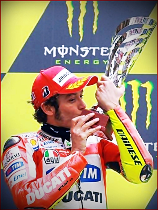 alwayswithyou46's tweet photo. La felicidad tiene nombre,, VALENTINO ROSSI...! ;) always with you @ValeYellow46 http://t.co/UdA3zRfX