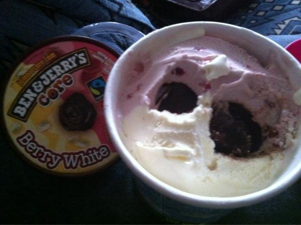 saz848's tweet image. @benandjerrysUK not liking the chocolate truffle core at all, will have to eat around it :( #doublecore