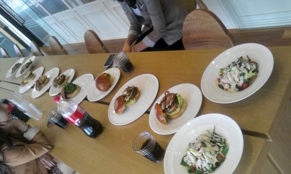 burgerhunter's tweet photo. 두둥!!버거헌터의신메뉴테스트중~^^맛있는버거3종,샐러드3종이곧여러분을찾아갑니다. 기대많이해주세요~* http://t.co/aPBf6Q4W
