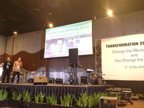 EdSilvoso's tweet photo. King Flores sharing how the economy of the Philippines is being impacted thru 5 paradigms n prayer evangelism PTL!!! http://t.co/xn2cAJNx