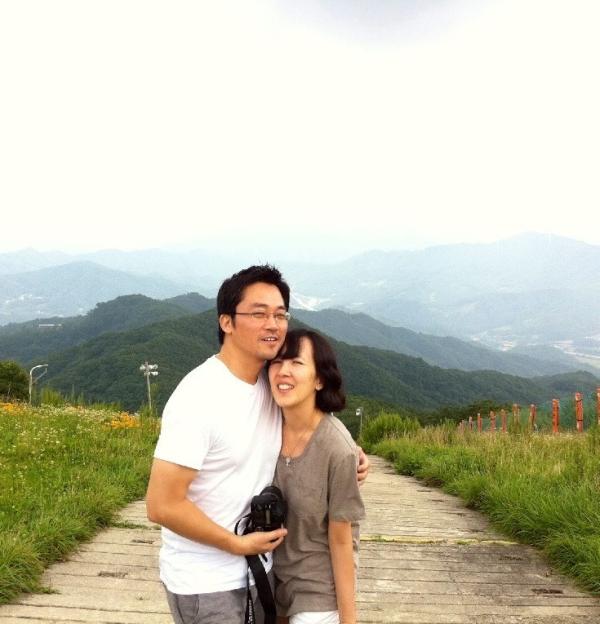 iwrite2ahn's tweet photo. 부부의 날을 맞이하여. 배우자의 바꿀 수 없는 것을 받아들이는 의연함과 배우자를 위해 나의 바꿀 수 있는 것을 바꾸는 용기와 이 둘을 분별할 수 있는 지혜로운 부부가 되길 기도합니다. http://t.co/B8qzRzTp