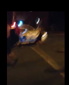 lake_francis's tweet photo. Le policier n'a pas roulé sur le jeune, on le voit avec son hoody rouge a droite de la voiture #manifencours http://t.co/KcdMiSqp