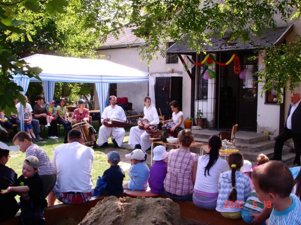 TokodiT's tweet photo. Tácon léptünk fel, a gyermeknap alkalmával a helyi óvodában. http://t.co/EP6IQNts