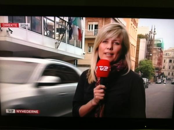 petersen_julie's tweet photo. Tror Ulla T har fået en alvorlig ansigtsløftning. Eller også har TV2 en korrespondent-model http://t.co/a6tcVhya