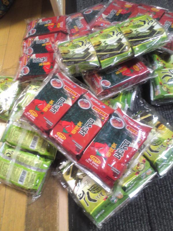 miikoyuzupon's tweet photo. 韓国友達から韓国ノリ大量にいただいたんですケド量が多すぎる。。笑
でもありがとう(^^) http://t.co/IqgFYIYm