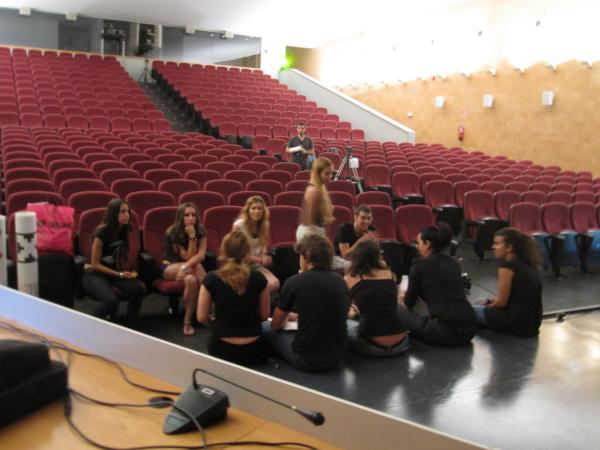 delaclase's tweet photo. Reunión de la organización #delaclasealacuenta con @bestse1ler antes del ensayo.
Mañana el gran día. http://t.co/aXkFDExJ