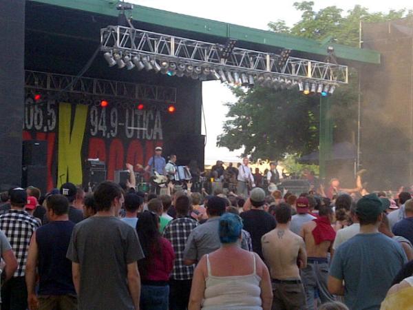 thisiteisCCPass's tweet photo. Flogging molly @KROCKCNY. Amazing!!! http://t.co/gK0JuJXA