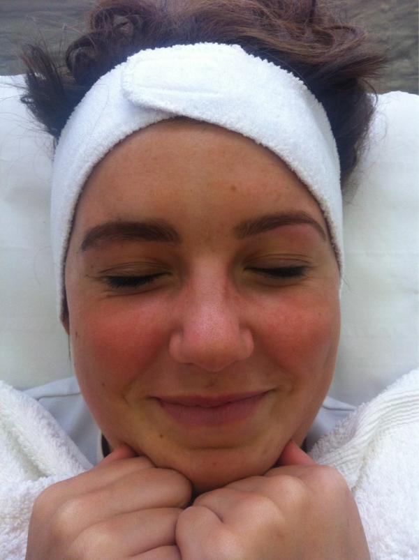 BethanyTarbatt's tweet image. Right eyebrow done #newbrows #pro @sophrank nice face :))