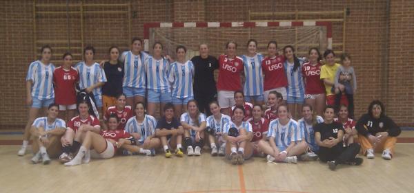 Foto colectiva de nuestras chicas junto a la Seleccion Argentina