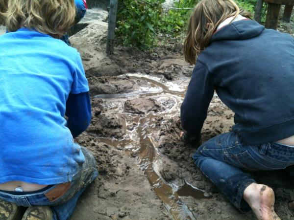 Heerlijk: kinderen die op school óók nog mogen spelen met zand en water. Bij ons op school is dat vanzelfsprekend!