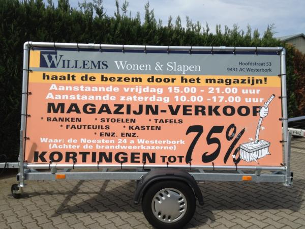 #reclame #aanhanger met #spandoek voor de #magazijnverkoop a.s. vr / za-dag van #WillemsWonenSlapen #In #westerbork