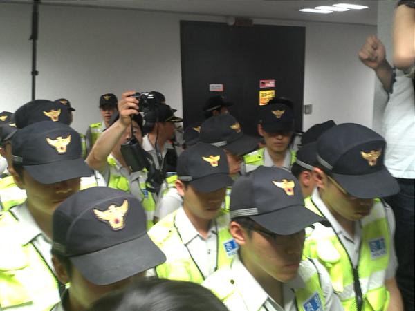 ssmaing's tweet photo. RT @gyuhyup: 당서버가 압수되어 지고 있습니다. 너무도 무기력하게...
슬픕니다. http://t.co/sd97oGo3