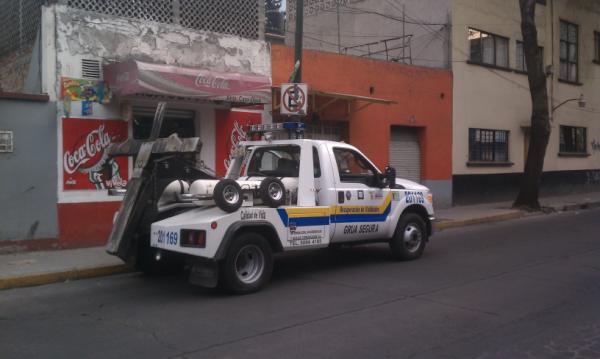 SPedroDLosPinos's tweet photo. Así piensan (FOTO): Como tengo grúa, yo sí me estaciono donde no se debe cuando no se debe. http://t.co/9pThD432